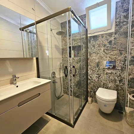 Luxury 5br W Pool & Access Villa