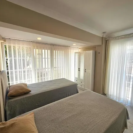 Villa Luxury 5br W Pool & Access