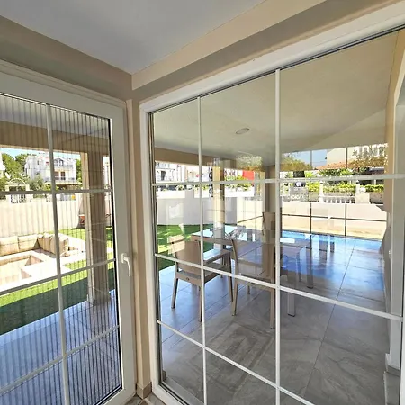 Luxury 5br W Pool & Access Villa *