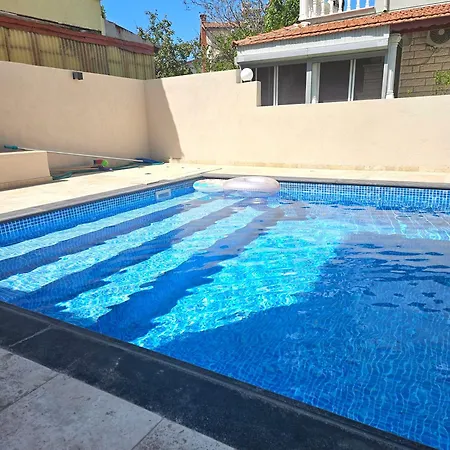 Villa Luxury 5br W Pool & Access