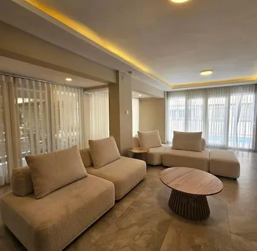 Luxury 5br W Pool & Access 别墅