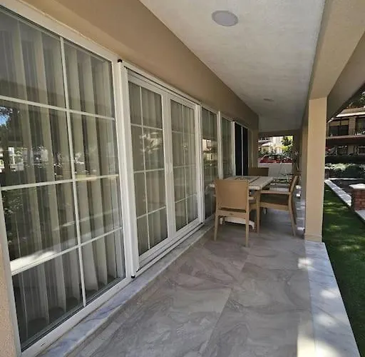 Luxury 5br W Pool & Access 别墅