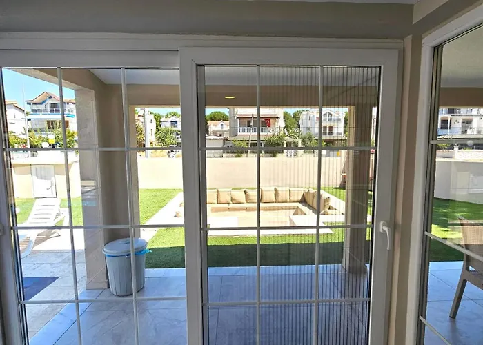 Luxury 5br W Pool & Access 别墅 *