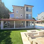Luxury 5br W Pool & Access Villa *