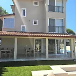 Luxury 5br W Pool & Access Villa *