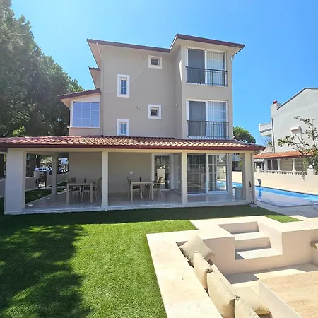 Luxury 5br W Pool & Access Villa *