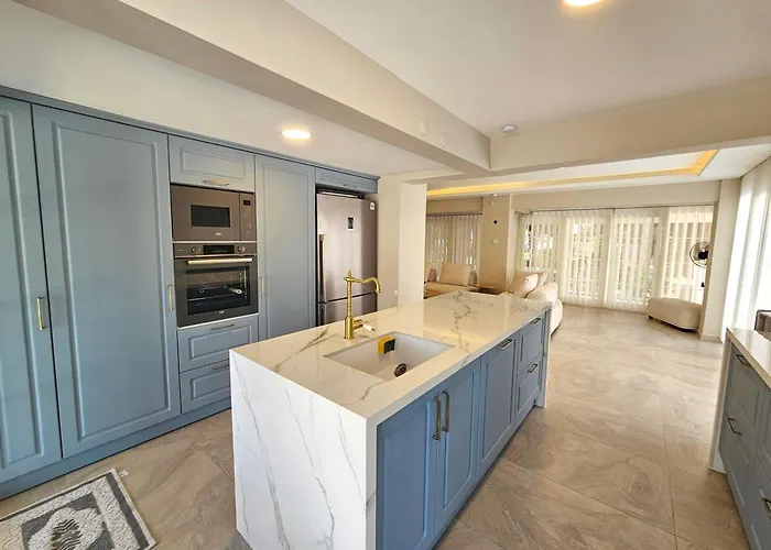 Villa Luxury 5br W Pool & Access Ayvalı