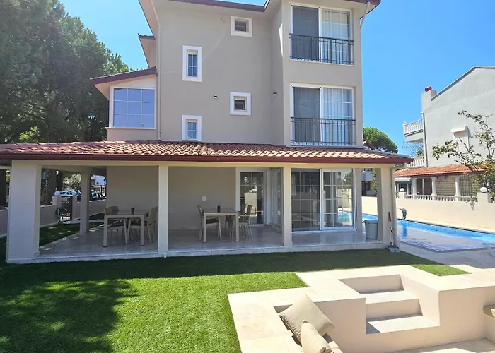 Luxury 5br W Pool & Access Villa *