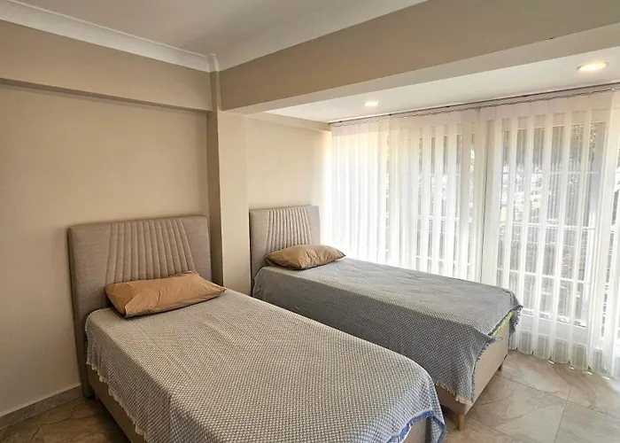 Luxury 5br W Pool & Access Villa