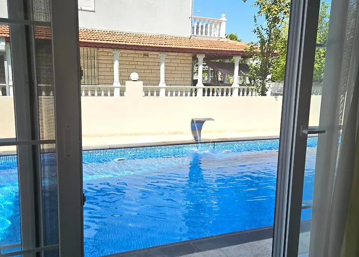 Villa Luxury 5br W Pool & Access