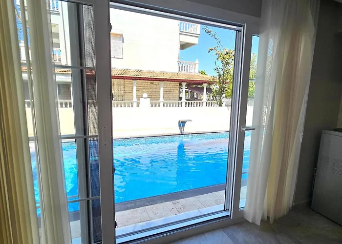 Luxury 5br W Pool & Access Villa