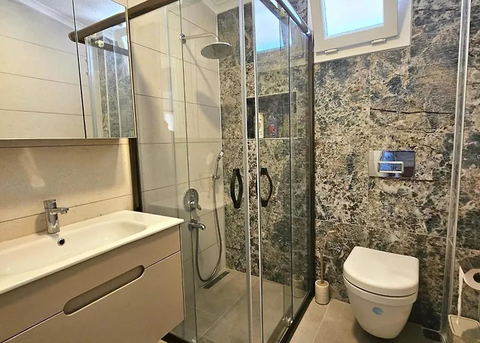 Luxury 5br W Pool & Access Villa