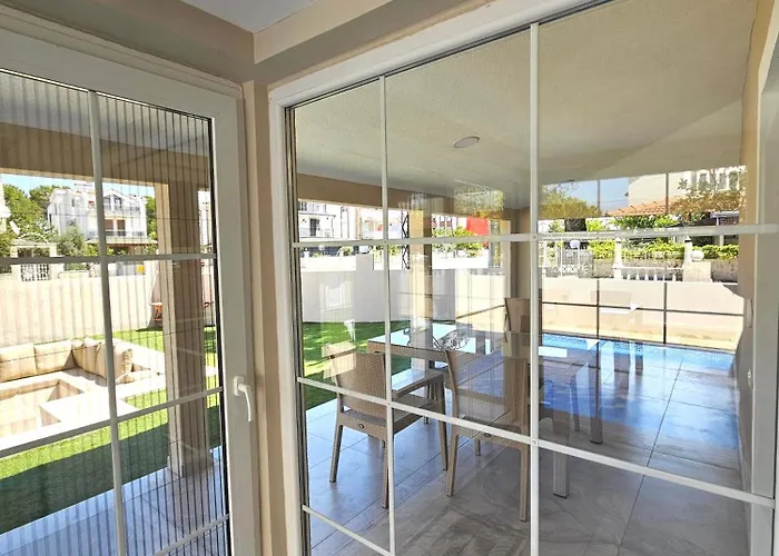 Luxury 5br W Pool & Access Villa *