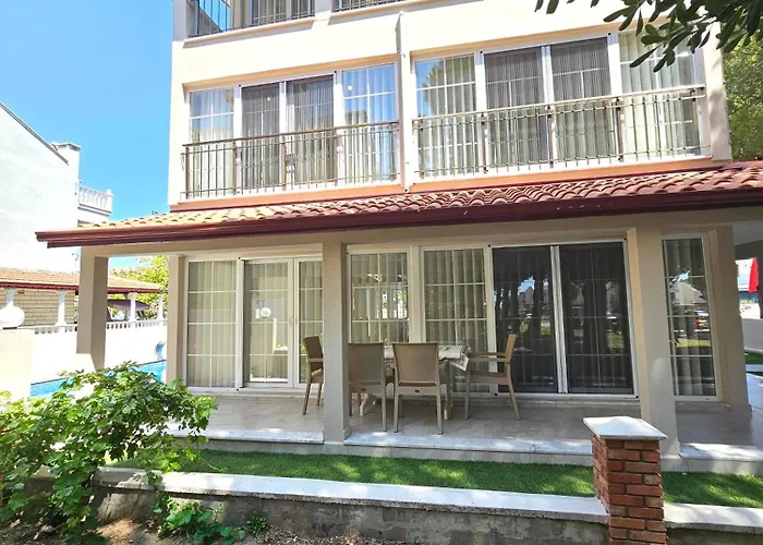 Luxury 5br W Pool & Access Villa